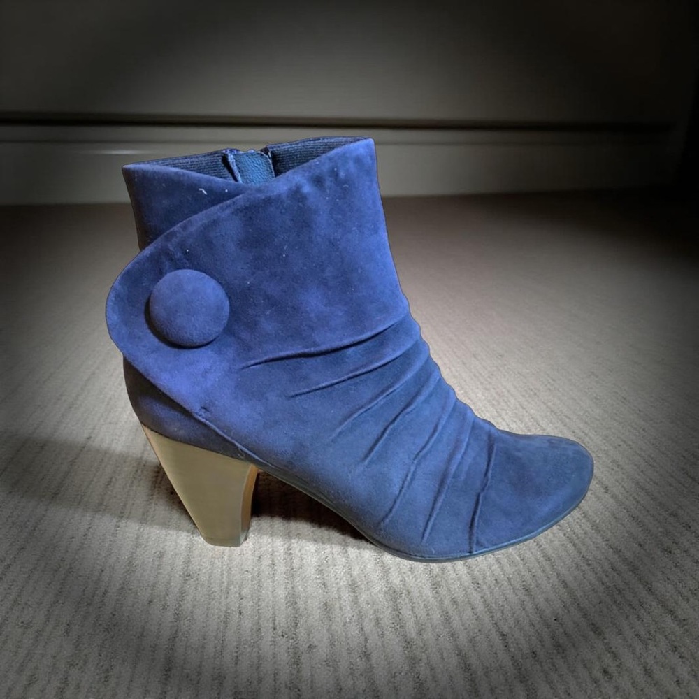 New In Box, Navy Vaneli Jadon Suade Ankle Boots